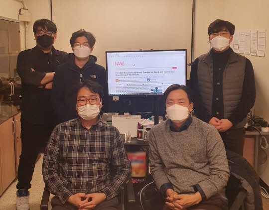 사진= 세종대 기계공학과 정재희 교수(아랫줄 왼쪽), 한국기계연구원 김상복 선임연구원(아래줄 오른쪽)과 연구에 참여한 연구원들 모습.